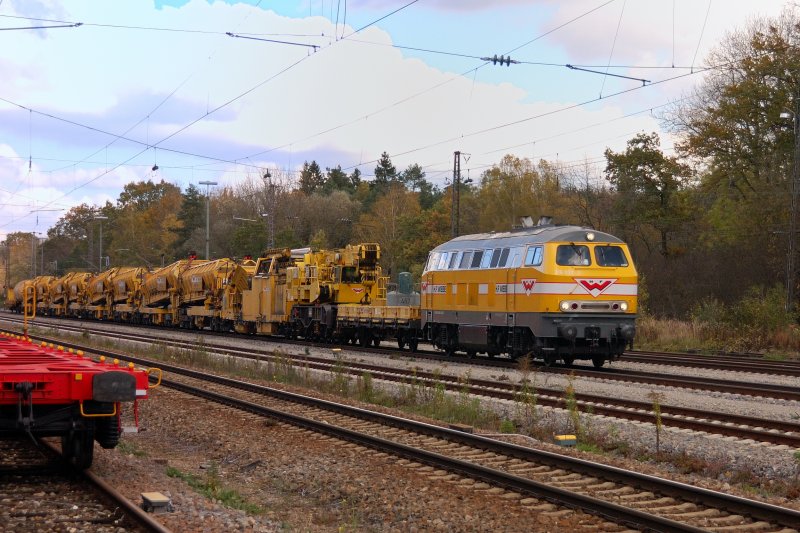 Ein  Wiebe-Bauzug  on Tour: 216 032-3 durchfhrt mit ihren Baumaschinen den Bahnhof von Neuoffingen. (17.10.2008)