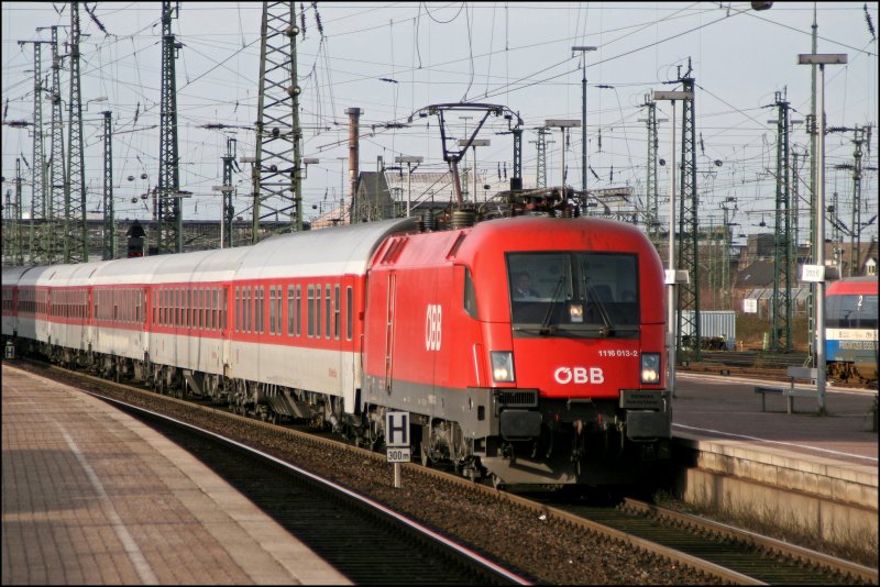 Ein Wiener im Ruhrgebiet: Die Wiener 1116 013 rollt mit dem CityNightLine 13364 aus W�rgl im Endbahnhof Dortmund Hbf ein. (03.02.2008)