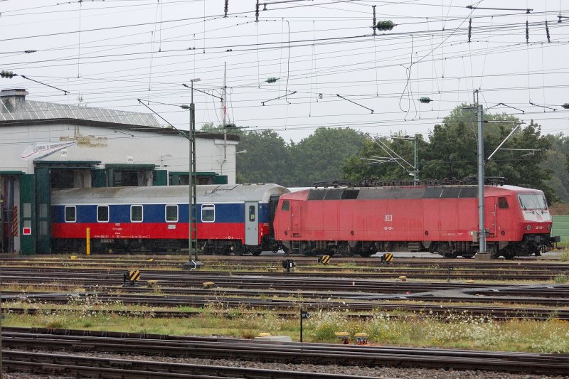 Ein wirklich auergewhnlicher Besuch im Bahnhof von Basel-Bad. Diesen russischen Schlafwagen verschlug es bis in das Schweizer Grenzgebiet. 120 139-1 hat in vor der Wagenhalle am Haken. Man beachte die  Wandmalerei  ber dem Hallentor. (August 2008). 