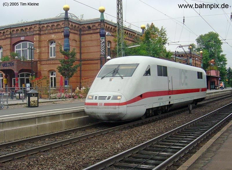 Ein wirklich komisches Bild. 401 514 durchfhrt den Hundertwasser-Bahnhof Uelzen Solo als LZ (!) am 23.08.2005.