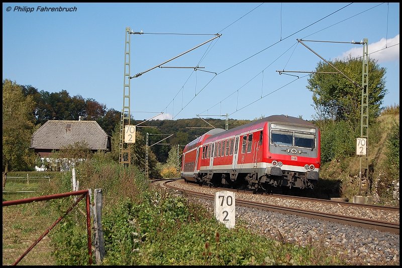 Ein Wittenberger Steuerkopf ist am Nachmittag des 29.09.07 am Ende eines Doppelstock-RegionalExpress eingereiht. Hier am Kilometer 70,2 der Filsbahn, bei Urspring aufgenommen. Zuglok war 111 035-2, Fahrtrichting Stuttgart.