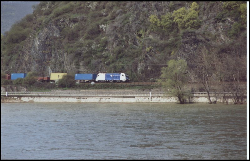 Ein WLB Taurus ist mit einem Containerzug auf dem Weg richtung Wien. Aufgenommen im April 2006 vom Haltepunkt Boppard-Hirzenach.