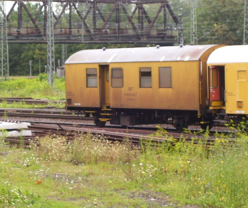 Ein Wohn- und Schlafwagen der DGT abgestellt in Wiesbaden-Ost Gbf; 07.08.2007