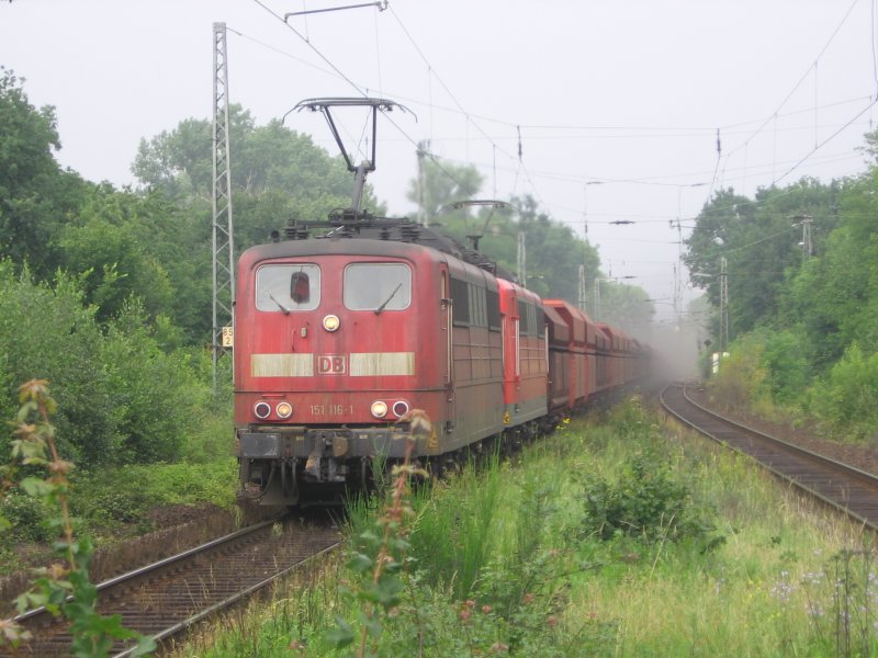 Ein wortw�rtlicher Raucherzug!!!!! 151 116 und eine weitere 151 ziehen am 10.06.07 einen starck staubenden Kohlezug durch den HP Menden.
