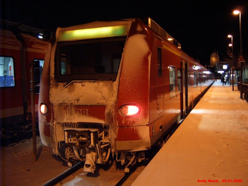 Ein wunderschn vereister und verschneiter ET 425, der aus dem Schwarzwald gekommen ist, steht zur weiterfahrt nach Stuttgart Hbf im Bahnhof Herrenberg bereit. (25.01.2005)