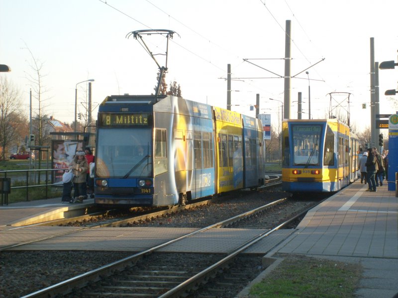 ein  wunderschner 2. Weihnachtsfeiertag am 26.12.2007 in Leipzig- Grnau. Eine NGT8 und ein Tatra-Zug mit Niederflurbeiwagen stehen an der Hst. Plovdiver Str