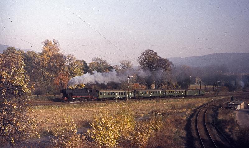 Ein wunderschner Herbst Tag machte dieses Bild,eines Personenzuges bespannt mit einer 65er, ausfahrend aus Miltenberg/Main mglich.