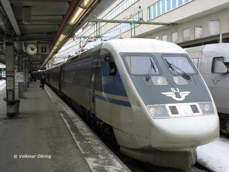 Ein X 2000 als X2 529 nach Malm auf Gleis 11 in Stockholm C, 16.03.2006
