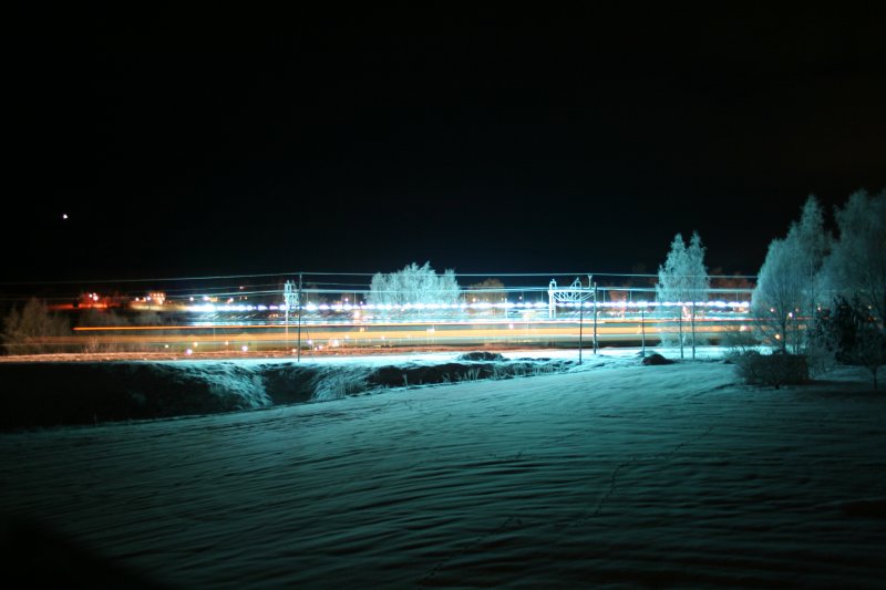 Ein X 52 von Veolio am 30.12.2008 in Torpshammar.
Die hellen Blitze stammen von dem Kontakt des Pantographens mit der Oberleitung.