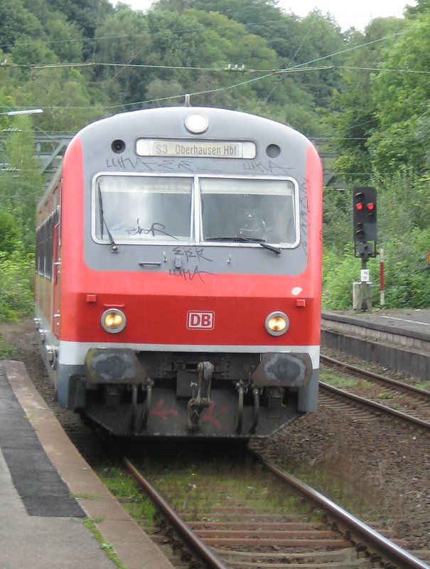Ein x-Steuerwagen fhrt als S3 nach Oberhausen HBF in Bochum Dahlhausen ein. 24. August 2008.