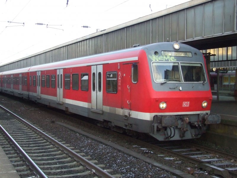 Ein X-Wagenzug, geschoben von einer 143, steht als S7 nach Dsseldorf Hbf in Essen Hbf bereit. (02.01.2008)