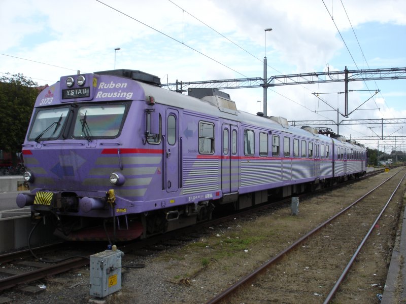 Ein X11 Elektrotriebzug wartet am 11.07.2007 gegen 13.30 Uhr im Bahnhof Ystad auf seinen nchsten Einsatz.