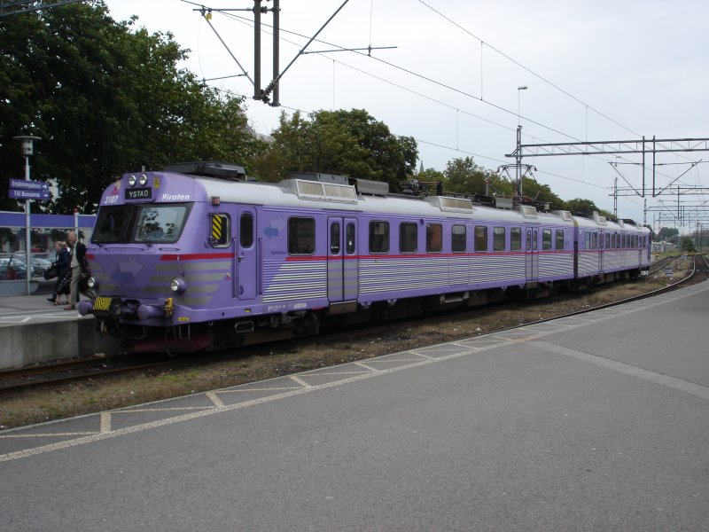Ein X11-Triebwagen ist aus Malm kommend auf Gleis 1 am 11.07.2007 gegen 16.30 eingetroffen. Seit Sommer 2007 wird die Stecke Malm C - Ystad - Simirshamn im Auftrag von Skanketrafiken von Arriva betrieben. Auf der Strecke verkehrt der  Pagatag , ein lilafarbener Elektrotriebzug der Baureihe X11.