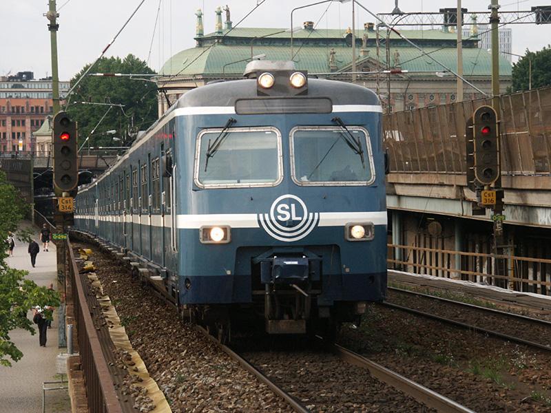Ein X420 hat am spten Nachmittag des 09.08.05 Stockholm C verlassen und berquert nun die  Sdra jrnvgsbron  in Gamla Stan.