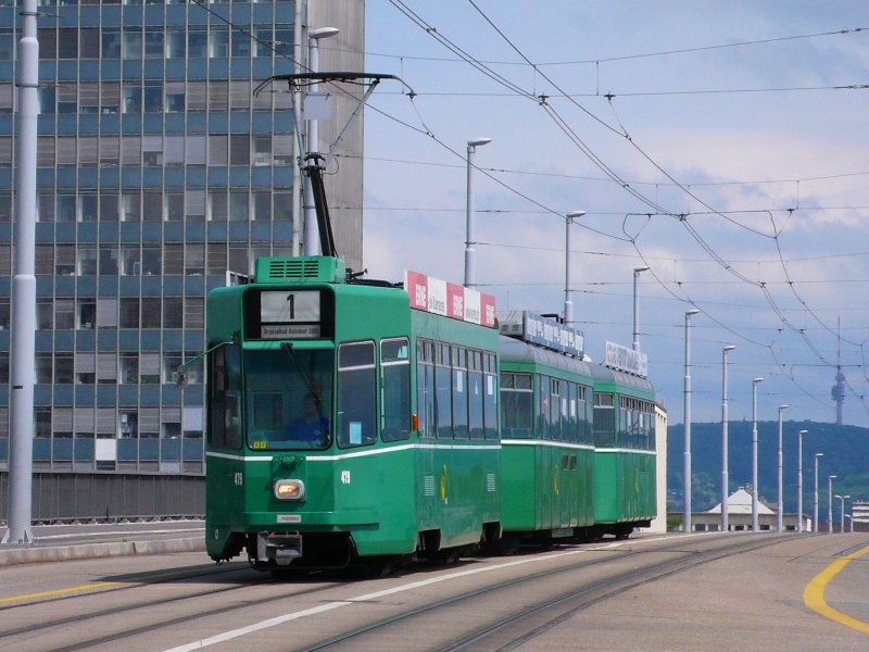 Ein  Ysebhnli  Be 4/4 479 und 2 B4 auf der Dreirosenbrcke am 22.05.09