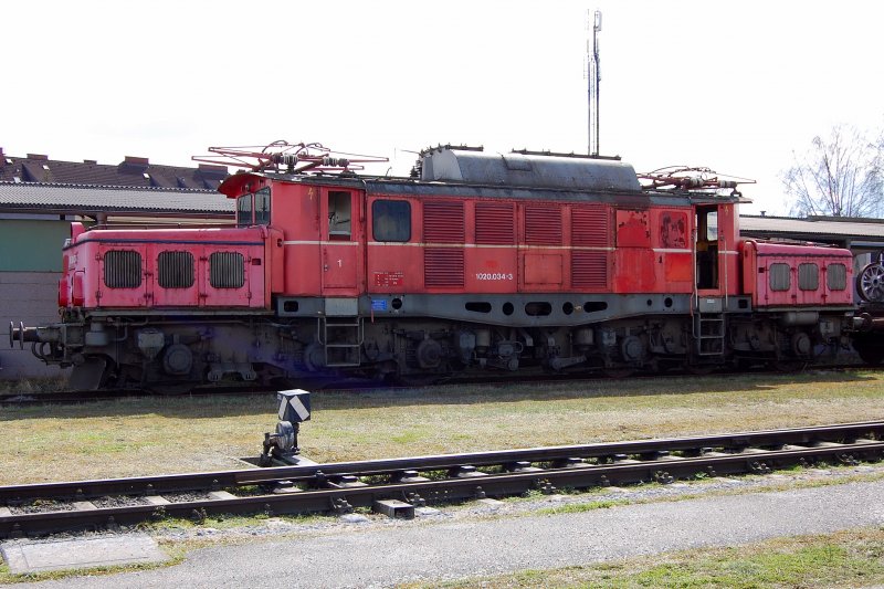 Ein z-gestelltes Schtzchen... man kann nur hoffen, da sich Interessenten  finden, die 1020.034-3 wieder aus ihrem Dornrschenschlaf erwecken.