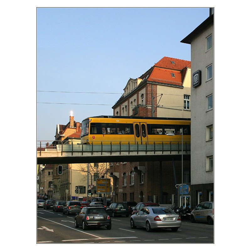 Ein Zahnradbahn auf Bergfahrt verschwindet zwischen den Häusern am Marienplatz. 15.3.2007 (Matthias)