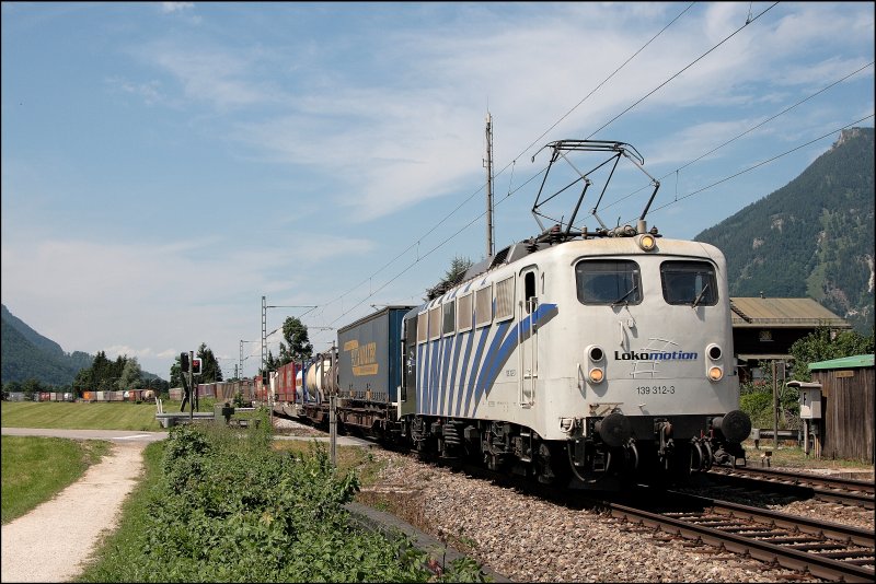 Ein Zebra unterwegs: Unweit von Oberaudorf bringt die 139 312 den DGS 43131(?) zum Brenner. (03.07.2008)
