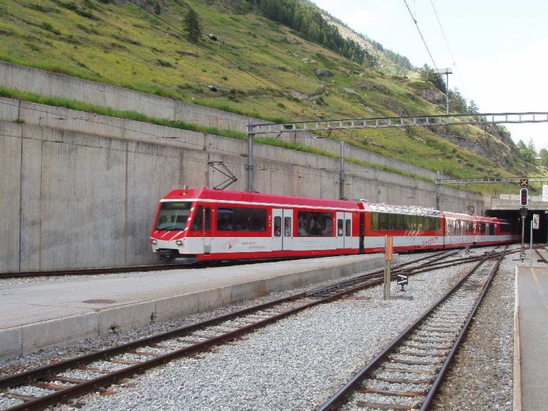 Ein  Zermatt Shuttle  pendelzug kommt in Zermatt an. 06.08.07