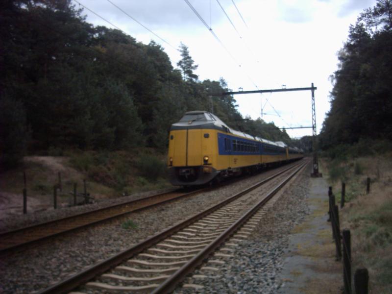 Ein zug von 3 'koplopers' serie 4000 ( drieteilers ) zwischen Apeldoorn und Amersfoort