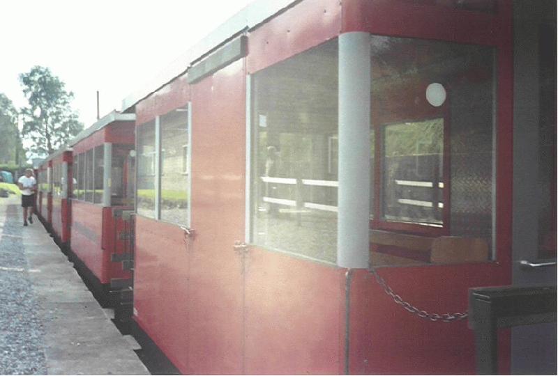 Ein Zug ist am 6.9.02 fahrplanmig im Rhein Bahnhof angekommen nun kontrolliert der Lokfhrer die Wagen