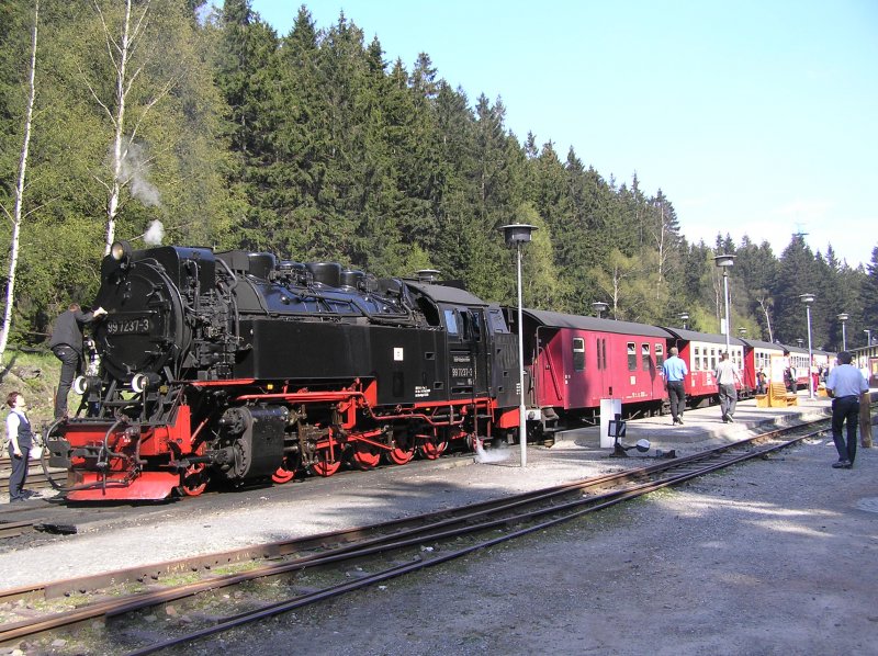 Ein Zug, der auf die Weiterfahrt zum Brocken in Schierke wartet, an einem schnen, warmen Sommertag :) 