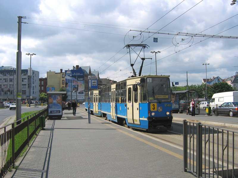 Ein Zug aus zwei Triebwagen der Linie 3 nach Zmiana Tracy an der Haltestelle Plac Dominikanski (ehem. DominikanerPlatz) - Breslau, 01.06.2005

