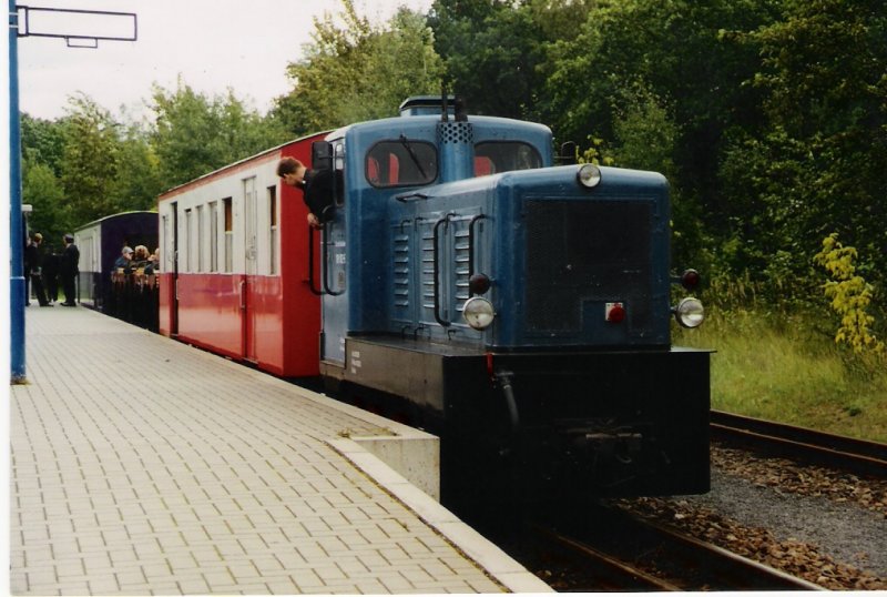 Ein Zug der Berliner Parkeisenbahn am einem Nachmittag im Frhjahr 2004 zu beobachten im Bahnhof Wuhlheide.