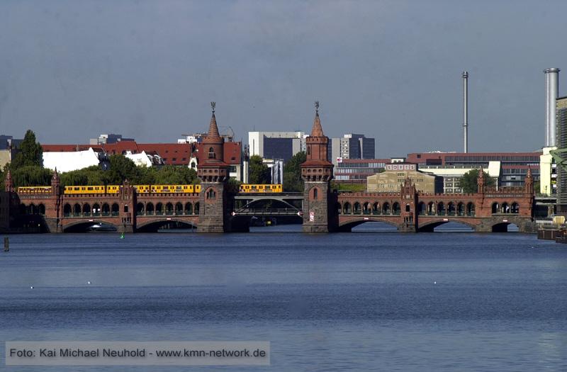 Ein Zug der Berliner U-Bahn berquert in der Nhe der Warschauer Strasse die Spree.