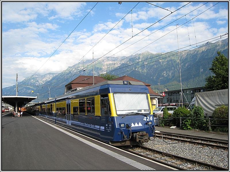 Ein Zug der Berner Oberland Bahn (BOB) nach Grindelwald bzw. Lauterbrunnen (Zug wird in Zweiltschinen getrennt) steht am 24.07.2008 im Bahnhof Interlaken-Ost.