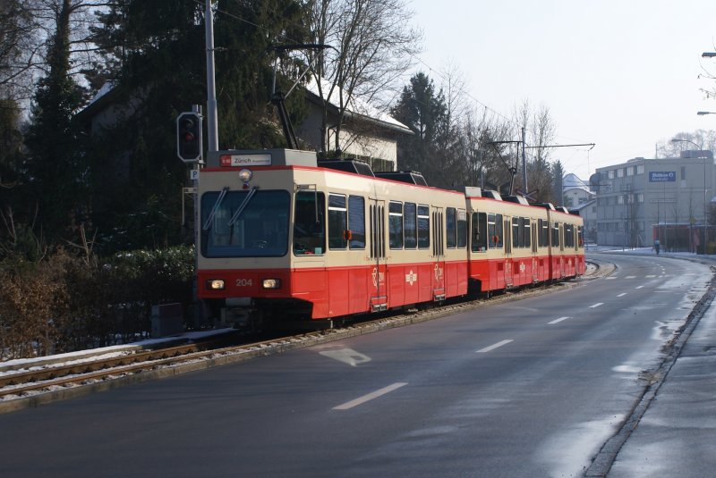 Ein Zug bestehend aus dem Bt 204 sowie dem Doppeltriebwagen 27/28 nhert sich am 15.1.09 der Haltestelle Langwies.