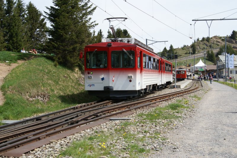 Ein Zug bestehend aus dem BDhe 4/4 22 und dem Bt 32 verlsst am 21.5.09 Rigi Staffel Richtung Vitznau.
