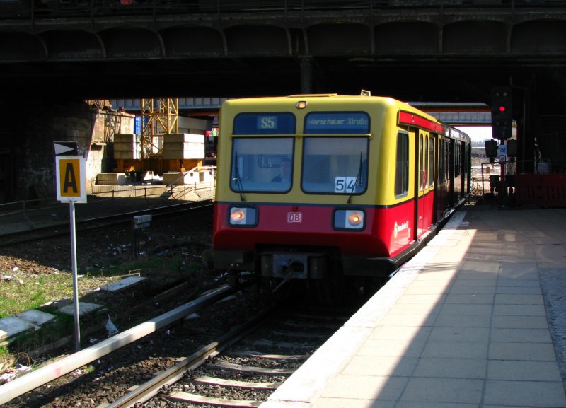 Ein Zug der BR 485 fhrt als S5 zum Bahnhof Warschauer Strasse in den Bahnhof Ostkreuz ein. (2.April 2009)