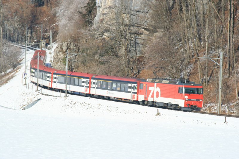 Ein Zug der Brningbahn erreicht talfahrend den Stadtrand von Meiringen; 11.01.2009