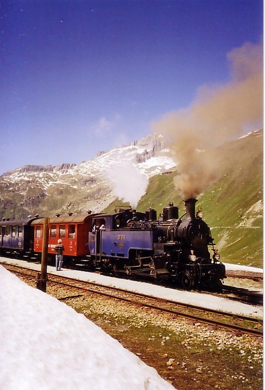 Ein Zug der Dampfbahn Furka-Bergstrecke (Meterspur Adhsions- und Zahnradbahn), gezogen von der HG ¾ 1 Furkahorn, am Haltepunkt Muttbach-Belvdre 2120m, im Juli 2006.