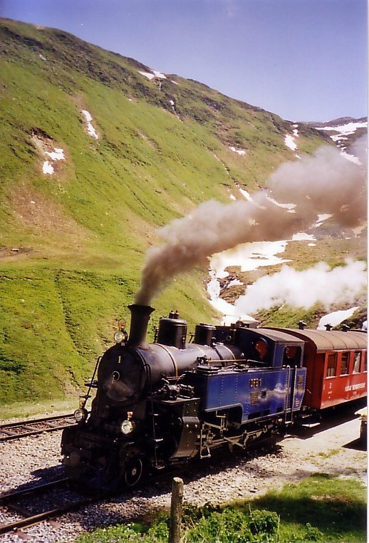 Ein Zug der Dampfbahn Furka-Bergstrecke (Meterspur Adhsions- und Zahnradbahn), gezogen von der HG ¾ 1 Furkahorn, in der Station Furka 2160m, im Juli 2006.

