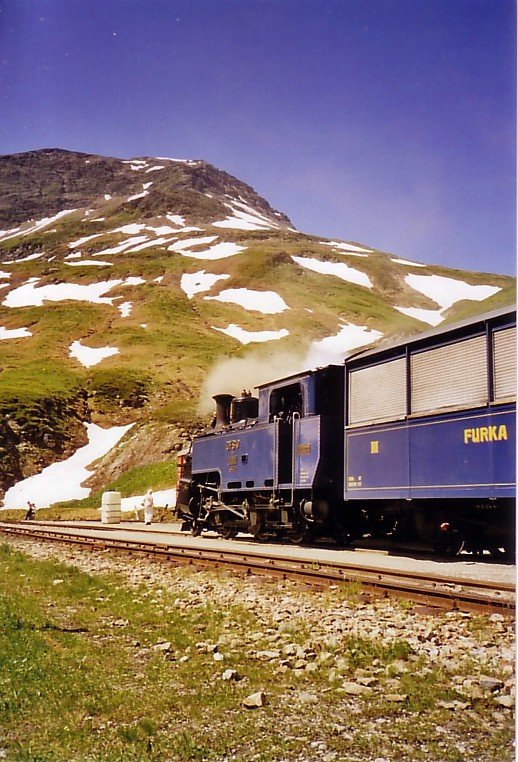 Ein Zug der Dampfbahn Furka-Bergstrecke (Meterspur Adhsions- und Zahnradbahn), in der Station Furka 2160m, im Juli 2006.