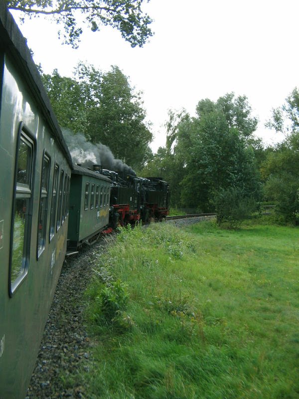 Ein Zug des Lnitzdackels legt sich auf seiner Fahrt nach Radebeul ganz schn in die Kurve, 15.09.07