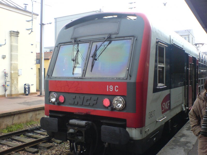 Ein Zug des Pariser RER steht an der Endhaltestelle der Linie C5 in Versailles Rive Gauche. 