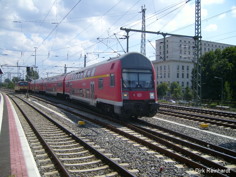 Ein Zug des RE15 von Dresden Hbf nach Hoyerswerda erhlt als Rangierabteilung Einfahrt in den Hbf von Dresden auf Gl.1.
Ein DBuz-Dosto + DR-Mittelwagen wird von einer 143er geschoben.