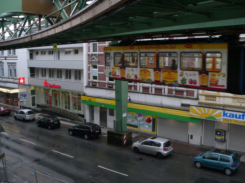 Ein Zug fhrt aus der Endstation Vohwinkel aus, um die etwa 13 km lange Fahrt nach Oberbarmen anzutreten. 21.3.2008