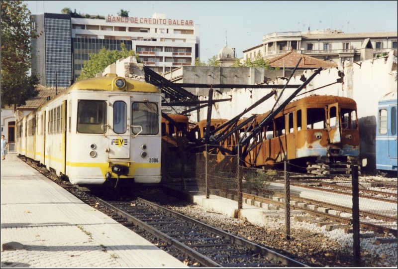 Ein Zug der FEVE wartet in Palma auf die Abfahrt nach Inca. Nach einem Depotbrand rosten dort einige Triebwagengerippe vor sich hin. (Archiv 27.09.1991)