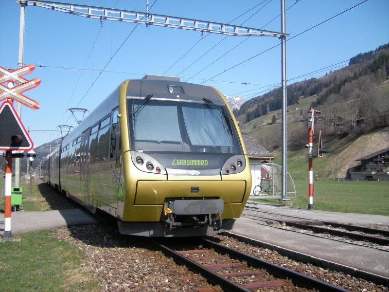 Ein Zug der  GoldenPass Line  unterwegs als Regionalzug Richtung Zweisimmen.