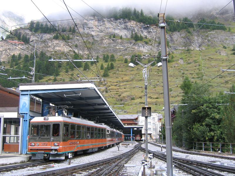 Ein Zug der Gornergratbahn in der Talstation Zermatt. Hier befinden sich auch mehrere der komplizierten Zahnstangenweichen - 15.08.2005
