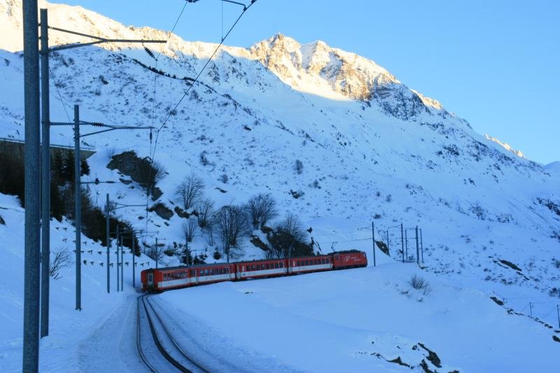 Ein Zug hat Andermatt verlassen und klettert steil bergauf; 10.01.2009