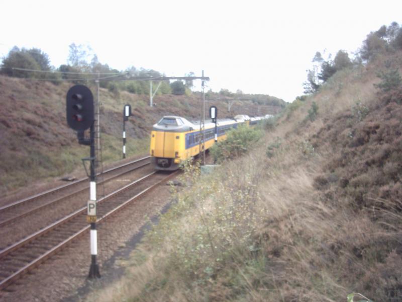 Ein zug von ICM-III mat ( serie 4000) zwischen Apeldoorn und Amersfoort bei Assel