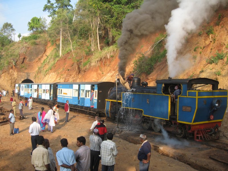 Ein Zug der indischen Schmalspurbahn  Nilgiri Mountain Railways  Ende Januar 2007, auf der Fahrt von Mettupalayam ber Coonor nach Ooty. Aufgenommen whrend einem der zahlreichen betrieblichen Halte zum Wasserfassen.