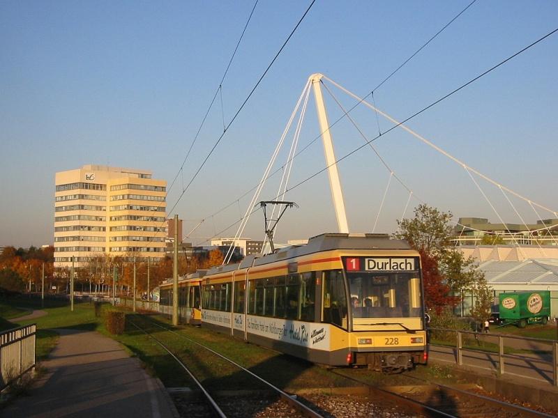 Ein Zug der Linie 1 kommt am spten Nachmittag des 28.10.2005 aus der Karlsruher Stadtteil Oberreut und fhrt weiter in Richtung Innenstadt und weiter nach Durlach. Im Hintergrund rechts sind Teile der Europahalle zu sehen.