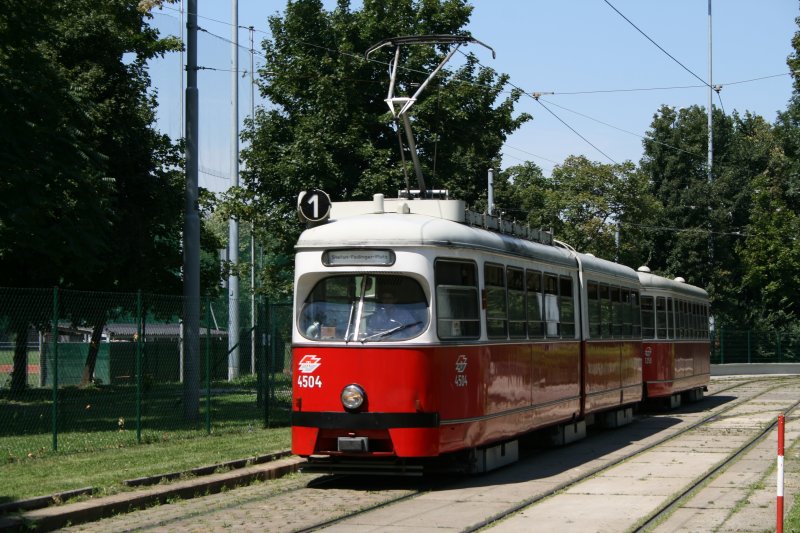 Ein Zug der Linie 1 in der Wendeschleife Prater Hauptallee