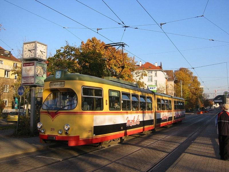 Ein Zug der Linie 5 in Richtung Rheinhafen hlt am 28.10.2005 an der Haltestelle Weinbrennerplatz. Es ist schon spter am Nachmittag, die Herbstsonne steht tief und erzeugt interessante Schatten. 